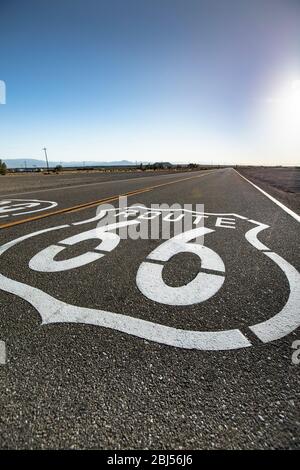 Historische Straßenmarkierung auf den Spuren der Route 66 in Kalifornien USA Stockfoto