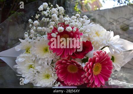 Hand gebunden Vase bereit für Sie oder jemand spezielle frische saisonale Rosen Gerbera Gänseblümchen Nelken. Blumen spielen eine wichtige Rolle als Gesten und Geschenke Stockfoto