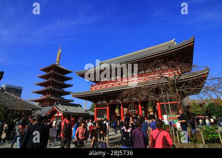 Landschaft des Asakusa Sensoji Temple, eine berühmte Touristenattraktion in Tokio, die mit vielen Menschen überfüllt ist Stockfoto