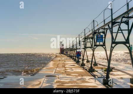 South Haven Licht auf dem See am Ende eines Betonpiers in South Haven, Michigan. Stockfoto