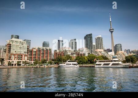 Blick auf die Innenstadt von Toronto, Kanada, vom Queens Quay und Lake Ontario Stockfoto