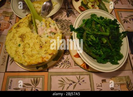 Fish Pie ist ein traditionelles britisches Gericht, das normalerweise mit weißem geräuchertem Fisch wie Kabeljau Schellfisch oder Heilbutt zubereitet wird, der mit Cheddar-Sauce und Kartoffelbrei garniert ist. Stockfoto