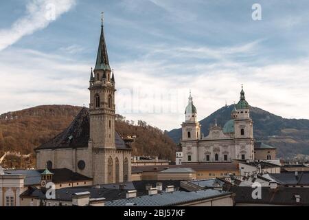 Die Franziskanerkirche mit dem Salzburger Dom im Hintergrund Stockfoto