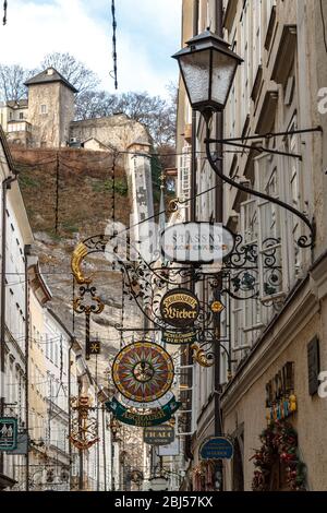 Beschilderung in der Getreidegasse in Salzburg, Österreich Stockfoto