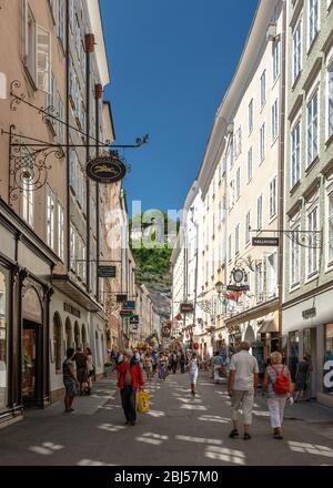 Touristen zu Fuß auf der Einkaufsstraße Getreidegasse in Salzburg, Österreich Stockfoto