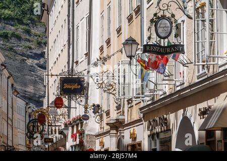 Beschilderung in der Getreidegasse in Salzburg, Österreich Stockfoto