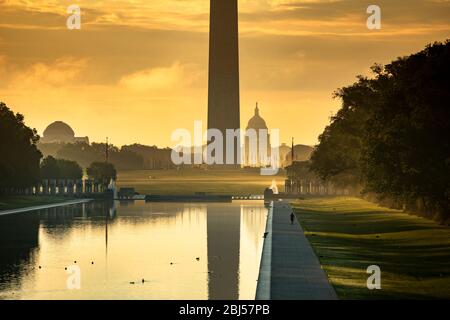 Washington DC Monument und das US Capitol Building gegenüber dem reflektierenden Pool vom Lincoln Memorial in der National Mall USA Stockfoto