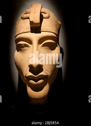 Keramikgesicht einer Statue von Amenhotep IV. (Echnaton} im Luxor Museum Stockfoto