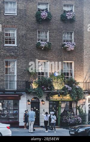 London/UK-26/07/18: Touristen fotografieren in der Nähe der 221B Baker Street, die eine Londoner Adresse des fiktiven Detektivs Sherlock Holmes ist, erstellt von aut Stockfoto