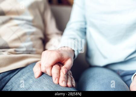 Vater und Tochter in der Bibliothek zu Hause sitzen Hände unterstützend Stockfoto
