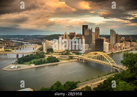 Blick auf die Stadt Pittsburgh über den Monongahela und den Allegheny River Stockfoto