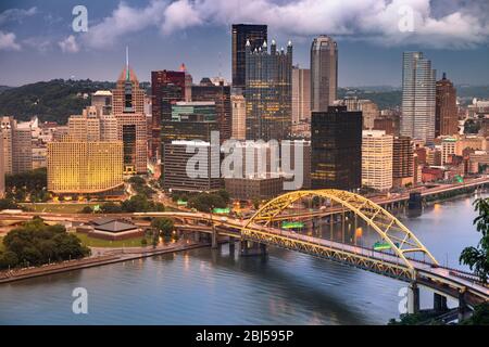 Blick auf die Stadt Pittsburgh über den Monongahela und den Allegheny River Stockfoto