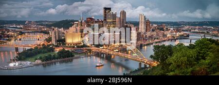 Blick auf die Pittsburgh City Landscape mit der Duquesne Steigung über den Monongahela und Allegheny River Stockfoto