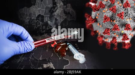 Arzthand mit Handschuhen, die das Reagenzglas mit Coronavirus oder COVID-19 halten. Gegen dunkle Weltkarte. Viruszelle unter dem Mikroskop. Öffentliche CDC-Domäne. Stockfoto
