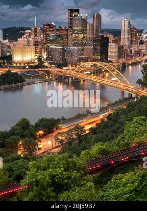 Blick auf die Pittsburgh City Landscape mit der Duquesne Steigung über den Monongahela und Allegheny River Stockfoto