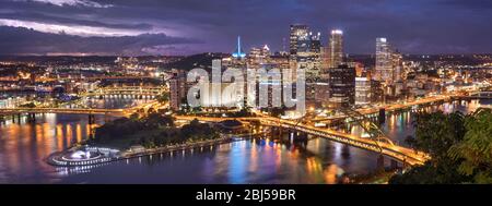 Blick auf die Stadt Pittsburgh über den Monongahela und den Allegheny River Stockfoto