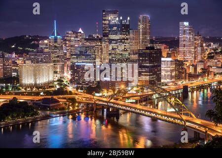 Blick auf die Stadt Pittsburgh über den Monongahela und den Allegheny River Stockfoto