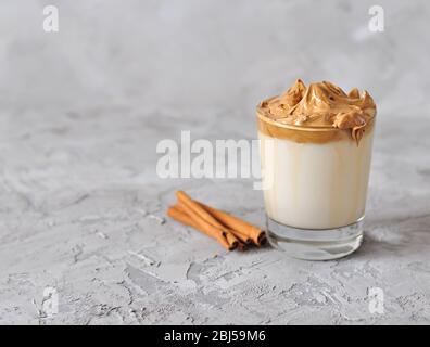 Hausgemachte Dalgona Kaffee im Glas. Rezept populäre koreanische Getränk Latte mit Schaum von Instant-Kaffee. Erstellt neue Getränk während Quarantäne und selbst-isolati Stockfoto
