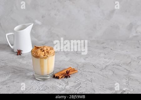 Hausgemachte Dalgona Kaffee im Glas. Rezept populäre koreanische Getränk Latte mit Schaum von Instant-Kaffee. Erstellt neue Getränk während Quarantäne und selbst-isolati Stockfoto