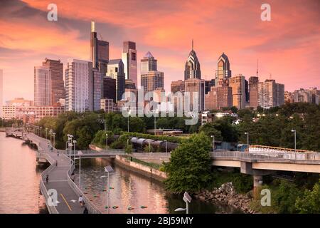 Blick auf die Skyline der Innenstadt von Philadelphia, Pennsylvania, USA, über den Schuylkill River und die Promenade Stockfoto