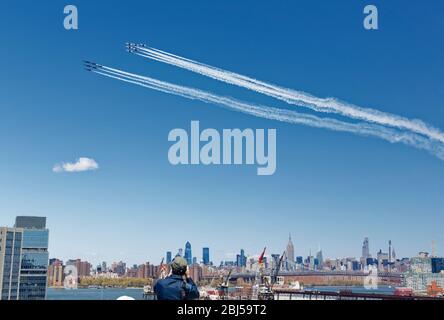 Die USA Air Force und Navy Elite fliegenden Kader zusammen einen Überflug in NYC zu zeigen, Unterstützung für die Front-Linie Healthcare-Arbeiter kämpfen Covid-19 Stockfoto