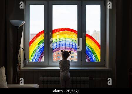 Lasst uns alle gut sein. Flash Mob Gesellschaft Gemeinschaft auf Selbstisolierung Quarantäne Pandemie Coronavirus. Kinder schaffen Künstler malt Kreativität Urlaub Stockfoto