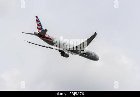 Heathrow, Großbritannien - August 03 2019: American Airlines Boeing 777 Registrierung N717AN Flugnummer AA39 startet Heathrow Flughafen auf dem Weg nach Stockfoto