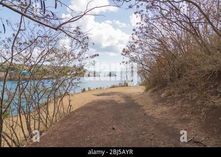 Fußweg zum Meadow's Battery mit Blick auf den Eingang zum Hafen von Castries. Stockfoto