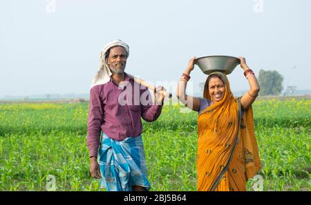 Indische Farmer paar Arbeit im Feld Stockfoto