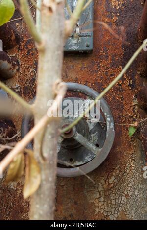 Nahaufnahme eines Handrads an der Vordertür eines alten rostigen 11000 Volt-Industrietransformators Stockfoto