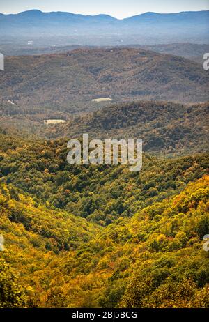 Baumbedeckte Hügel der Blue Ridge Mountains in North Carolina USA Stockfoto