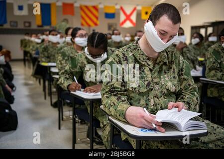 Rekruten der US-Marine tragen Gesichtsmasken, um die Ausbreitung des COVID-19, Coronavirus während der grundlegenden Seemannsausbildung beim Recruit Training Command 15. April 2020 in Great Lakes, Illinois, zu verhindern. Stockfoto