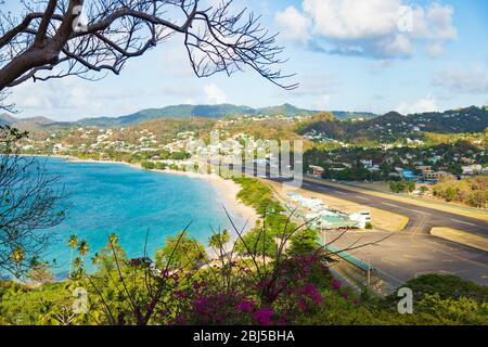 Blick auf eine kleine Start- und Landebahn, das Meer und das Gebäude im Hintergrund aus einer Höhe von mehreren Metern Stockfoto