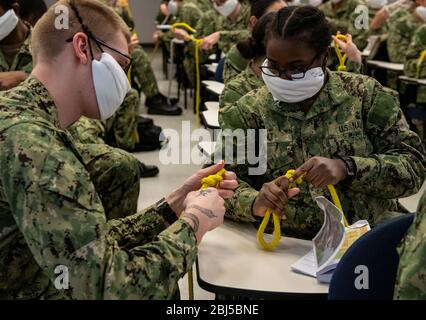 Rekruten der US-Marine tragen Gesichtsmasken, um die Ausbreitung des COVID-19, Coronavirus während der grundlegenden Seemannsausbildung beim Recruit Training Command 15. April 2020 in Great Lakes, Illinois, zu verhindern. Stockfoto