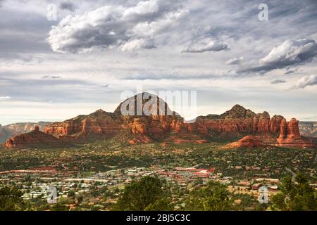 Capitol Butte und Coffee Pot Rock Formation, wie von Airport Mesa über der Stadt Sedona Arizona USA gesehen Stockfoto