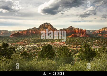 Capitol Butte und Coffee Pot Rock Formation, wie von Airport Mesa über der Stadt Sedona Arizona USA gesehen Stockfoto