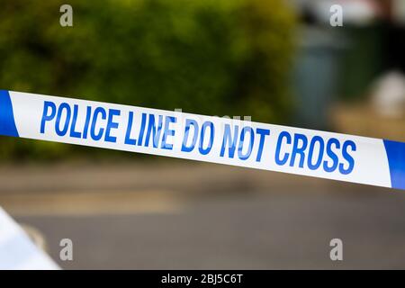 London, Großbritannien. April 2020. Polizeiband wird an einem Tatort in London gesehen. Kredit: Dinendra Haria/SOPA Images/ZUMA Wire/Alamy Live News Stockfoto