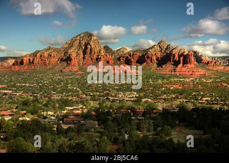 Capitol Butte und Coffee Pot Rock Formation, wie von Airport Mesa über der Stadt Sedona Arizona USA gesehen Stockfoto