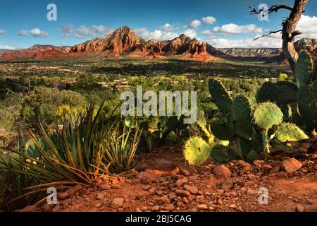Capitol Butte und Coffee Pot Rock Formation, wie von Airport Mesa über der Stadt Sedona Arizona USA gesehen Stockfoto