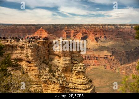 Touristen blicken vom Mather Point Touristenstopp am Südrand des Grand Canyon National Park auf den Grand Canyon. Stockfoto