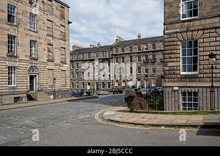 Verlassene Ecke von Northumberland Street und Nelson Street zur Zeit der Blockade von Covid-19. Stockbridge, New Town, Edinburgh, Schottland, Großbritannien. Stockfoto