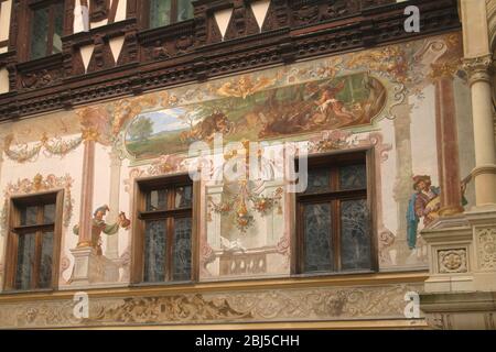 Schloss Peles, Rumänien. Wandgemälde im mittelalterlichen Stil an den Innenhoffassaden. Stockfoto