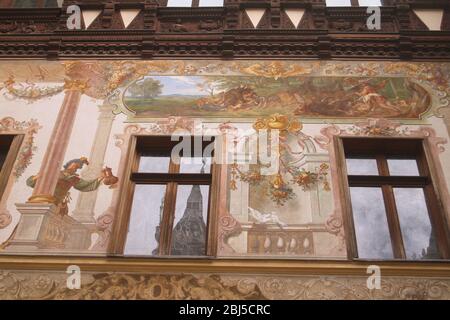 Schloss Peles, Rumänien. Wandgemälde im mittelalterlichen Stil an den Innenhoffassaden. Stockfoto