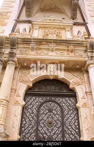 Üppige Architektur um einen der Eingänge in der Burg Peles, Rumänien Stockfoto