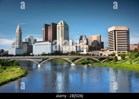 Stadtbild im Stadtzentrum mit Blick auf den Scioto River und die Discovery Bridge entlang des Riverfront Park in der Stadt Columbus Ohio USA Stockfoto