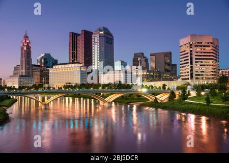 Stadtbild im Stadtzentrum mit Blick auf den Scioto River und die Discovery Bridge entlang des Riverfront Park in der Stadt Columbus Ohio USA Stockfoto