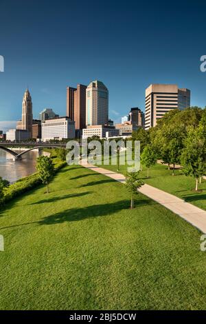 Columbus, Ohio - 22. Juni 2019: Menschen gehen entlang des öffentlichen Parkpfades am Fluss des Scioto River entlang der Skyline der Innenstadt und der Dis Stockfoto