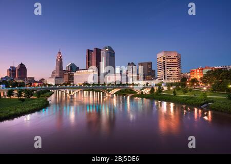 Stadtbild im Stadtzentrum mit Blick auf den Scioto River und die Discovery Bridge entlang des Riverfront Park in der Stadt Columbus Ohio USA Stockfoto