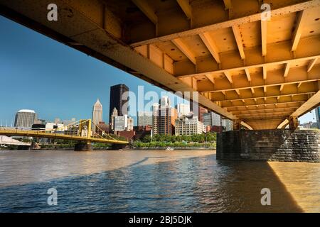 Blick auf die Skyline der Stadt über den Allegheny River und die Roberto Clemente Bridge im Stadtzentrum von Pittsburgh, Pennsylvania, USA Stockfoto