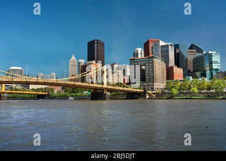 Blick auf die Skyline der Stadt über den Allegheny River und die Roberto Clemente Bridge im Stadtzentrum von Pittsburgh, Pennsylvania, USA Stockfoto